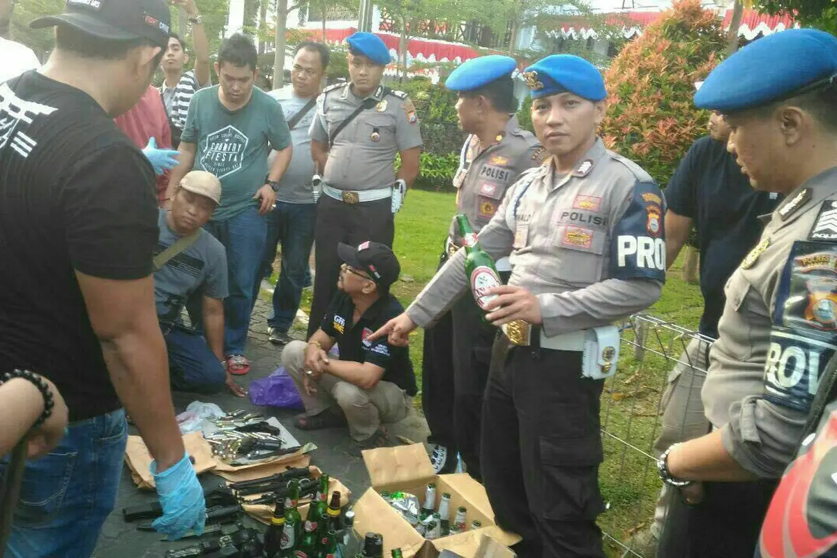 Bentrok polisi dan Satpol PP di Makassar (Divisi Humas Mabes Polri)