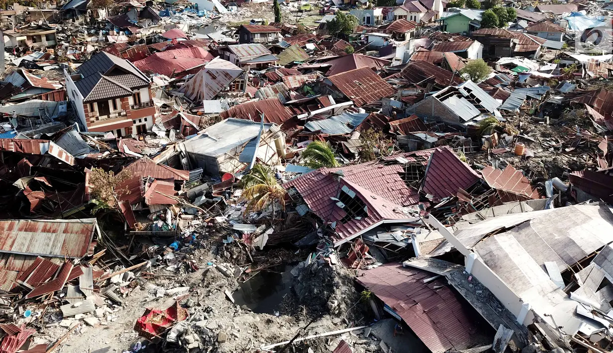 Pandangan udara Perumnas Balaroa yang rusak dan ambles akibat gempa bumi Palu, Sulawesi Tengah, Jumat (5/10). Meski tidak terdampak tsunami, Perumnas Balaroa terkubur tanah yang mengalami likuifaksi atau ambles. (Liputan6.com/Fery Pradolo)
