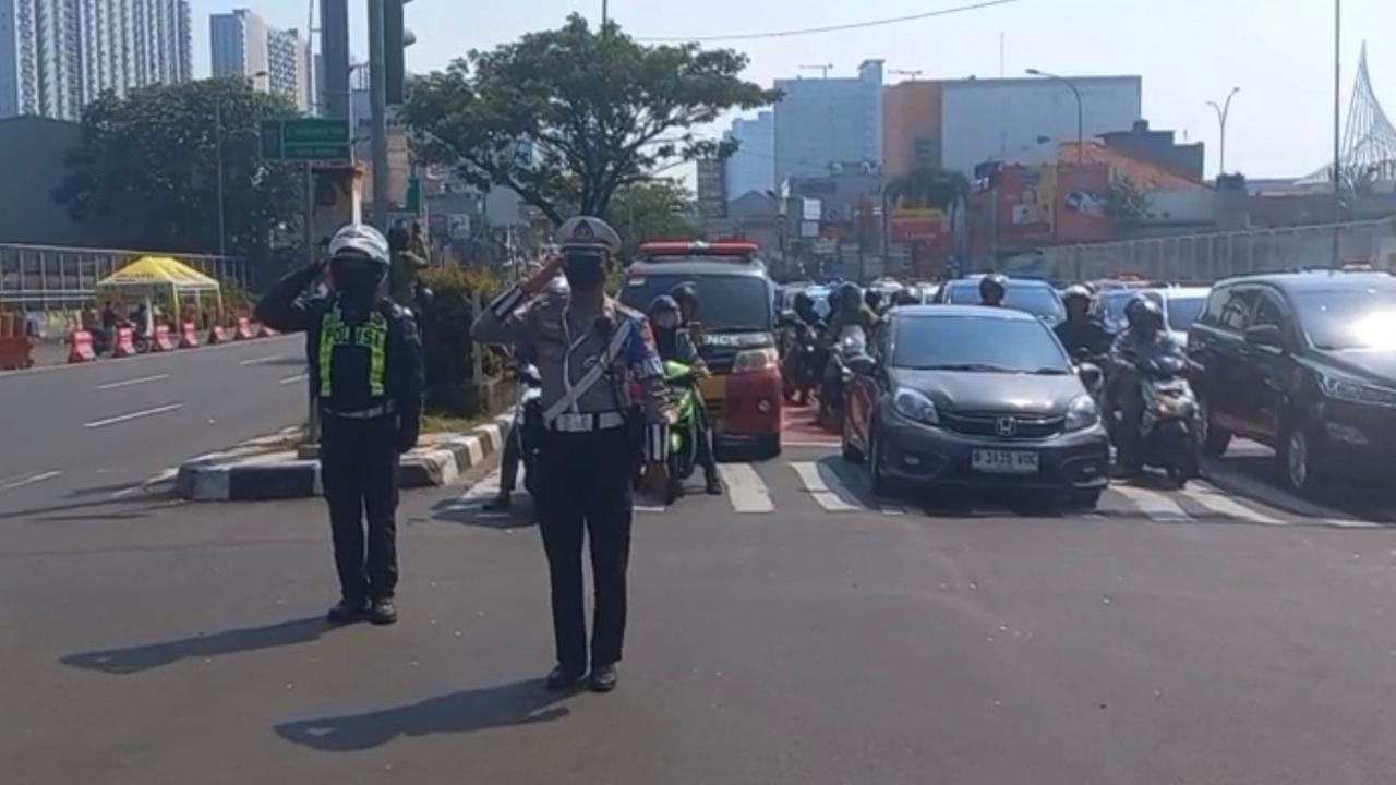 Jalan Raya Margonda Mendadak Sunyi, Pengendara Dihentikan Sejenak untuk Hormat ke Bendera