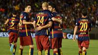 Penyerang Barcelona, Luis Suarez melakukan selebrasi bersama pemain lainya usai mencetak gol pada laga International Champions Cup 2015 di Rose Bowl, California, Rabu (22/7/2015). Barcelona menang 2-1 atas LA Galaxy. (AFP PHOTO/Stephen Dunn)
