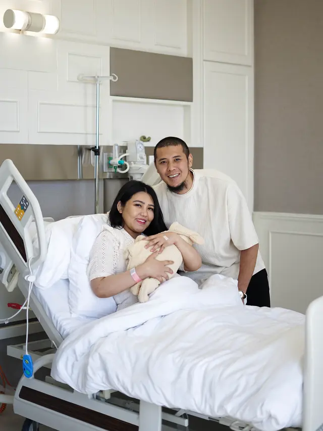 Via Vallen dan Chevra Yolandi bersama anak pertama (Dok. National Hospital)