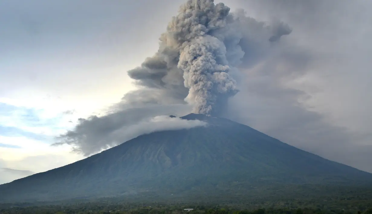 Kondisi Gunung Agung yang mengeluarkan asap tebal di Kabupaten Karangasem, Bali (28/11). Kepulan asap tebal ini terjadi karena ada dua lubang asap vulkanis. (AFP Photo/Sonny Tumbelaka)