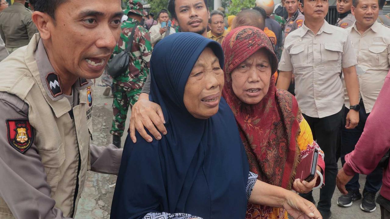 FOTO: Tangis Keluarga  Menunggu Santri Korban Musala Ambruk