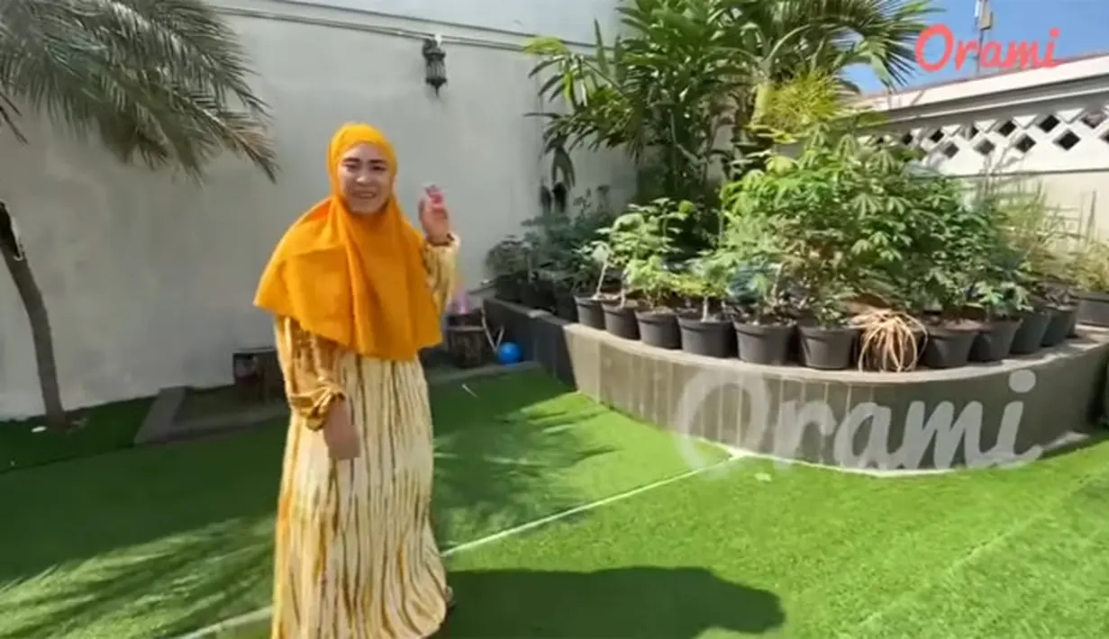 Rumah Ustaz Solmed dan Aprile Jasmin (Youtube/Orami Indonesia)