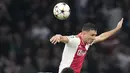 Bek Napoli Mathias Olivera berebut bola dengan penyerang Ajax Amsterdam Steven Berghuis pada matchday ketiga Grup A Liga Champions 2022/2023 di Johan Cruijff ArenA, Rabu (5.10.2022) dini hari WIB. Napoli cukur tuan rumah Ajax Amsterdam 6-1 setelah  ketinggalan lebih dahulu lewat gol Mohammed Kudus. (AP Photo/Peter Dejong)