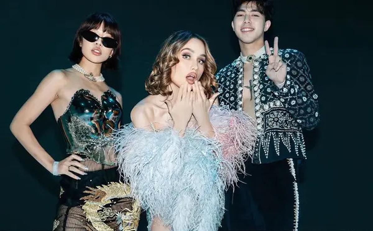 6 Gaya Cinta Laura Bergaun Mini dan Selendang Bulu di JFW 2025, Bak Model Victoria's Secret