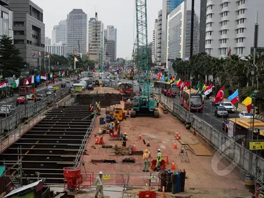 Pekerja menyelesaikan pembangunan proyek MRT di kawasan Bundaran HI, Jakarta, Rabu (15/4/2015). PT MRT Jakarta menyiapkan bentuk rancangan stasiun bawah tanah di Bundaran HI akan memiliki 3 lantai di bawah tanah. (Liputan6.com/Faizal Fanani)