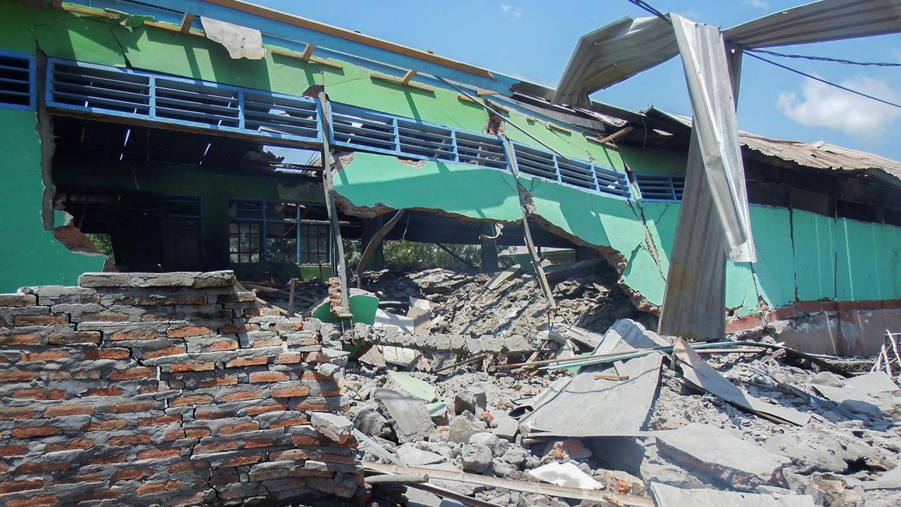 Gunung Lewotobi Laki-Laki erupsi