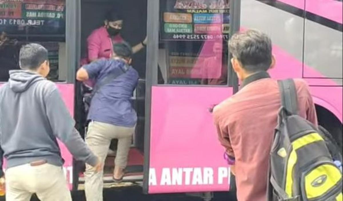 Pramugari Cantik di Bus