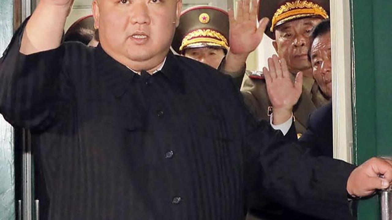 Setelah upacara pelepasan, Kim kemudian menaiki kereta lapis baja dan melambaikan tangannya sebagai perpisahan terakhirnya.