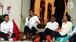Presiden Joko Widodo mengenalkan staf khusus di Istana Merdeka, Jakarta (21/11/2019). Staf khusus baru kalangan milenial yakni Pendiri Ruang Guru Adamas Belva Syah Devara, CEO Founder Creativepreneur Putri Indahsari Tanjung, Pendiri Thisable Enterprise Angkie Yudistia. (Liputan6.com/Angga Yuniar)