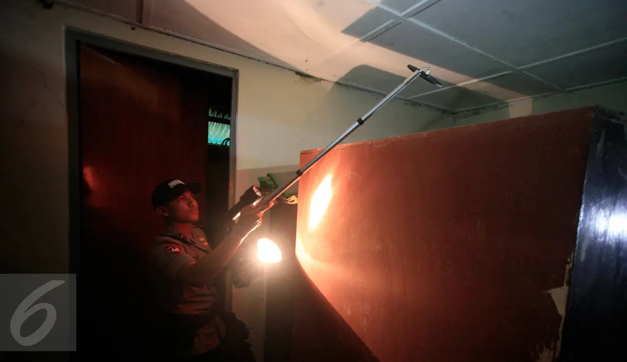 Menggunakan alat detektor, petugas Gegana Polda DIY menyisir bagian atap GKJ Gondokusuman Yogyakarta, Kamis (24/3). Penyisiran dilakukan sebagai antisipasi untuk menghindari kemungkinan adanya teror pada malam perayaan Paskah. (Foto: Boy Harjanto)