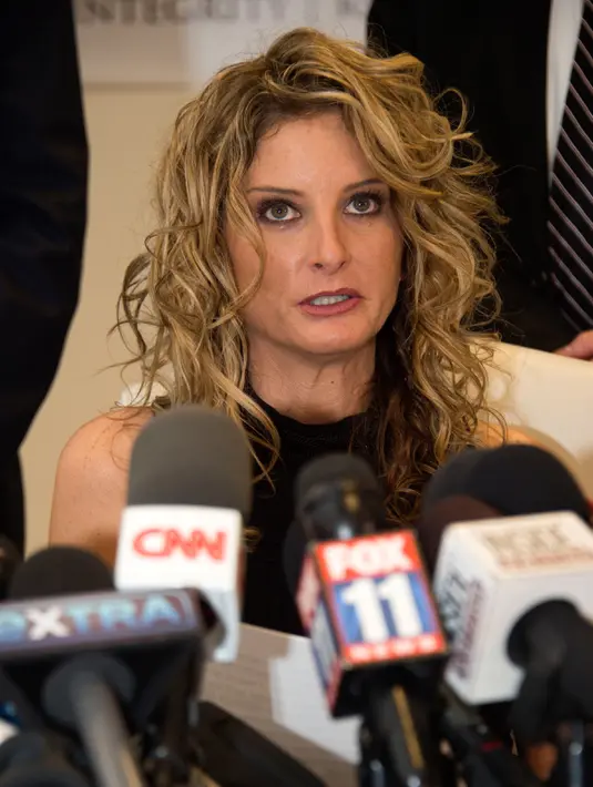 Korban pelecehan seksual Donald Trump, Summer Zervos saat memberikan keterangan kepada awak media saat konpers pengajuan gugatan di Los Angeles, AS (17/1). Summer menggugat Trump atas pencemaran nama baik terhadap dirinya. (AFP Photo/Valerie Macon)