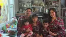 Jessica Iskandar memilih Natalan di Amerika Serikat. Ia kompak bersama suami dan anak-anaknya mengenakan piyama motif tartan merah. [@inijedar]