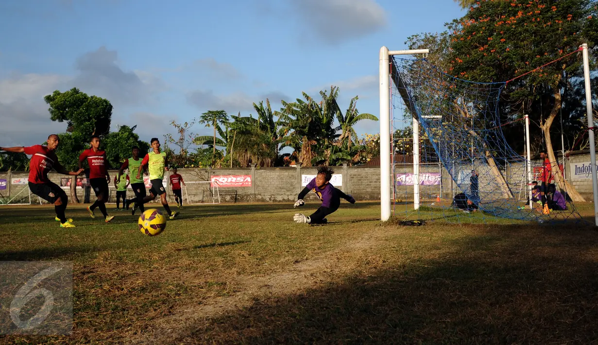 Pesepakbola Bali United melakukan latihan jelang laga perdana turnamen Piala Presiden 2015 di Lapangan Trisakti, Legian, Bali, Sabtu (29/8/2015). Bali United akan berlaga melawan Persija di Grup C Piala Presiden 2015. (Liputan6.com/Helmi Fithriansyah)