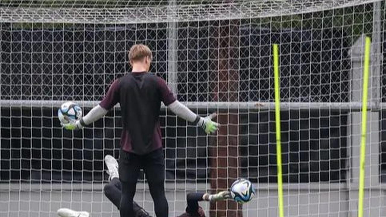 Timnas Jerman U-17 kembali menggelar latihan menjelang partai final Piala Dunia U-17 2023. Menariknya, latihan yang berlangsun di Lapangan Kota Barat, Solo, Kamis (30/11) ini terpantau sepi. Tampak hanya diikuti oleh dua kiper atau penjaga gawang.