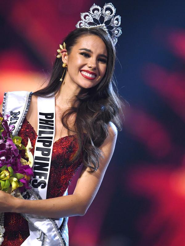Senyum Miss Filipina, Catriona Gray setelah dinobatkan sebagai Miss Universe 2018 pada babak grand final di Bangkok, Senin (17/12). Catriona Gray berhasil mengalahkan 93 kontestan lainnya dan menyabet mahkota Miss Universe 2018. (Lillian SUWANRUMPHA/AFP)