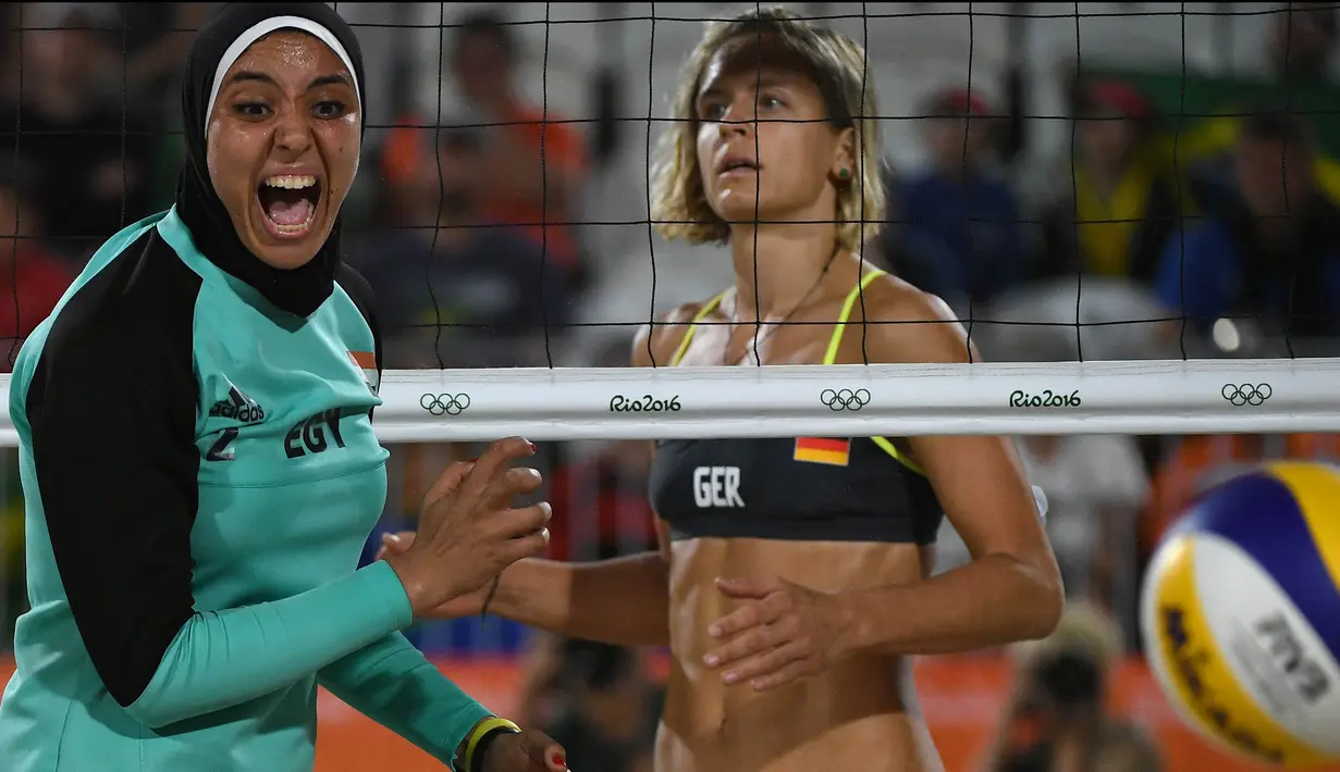 Doaa Elghobashy juga menjadi atlet berhijab yang mencetak sejarah di Olimpiade 2016. Doaa disebut-sebut sebagai atlet voli pantai berhijab pertama yang berkompetisi di Olimpiade. (Foto: AFP/Yasuyoshi Chiba)