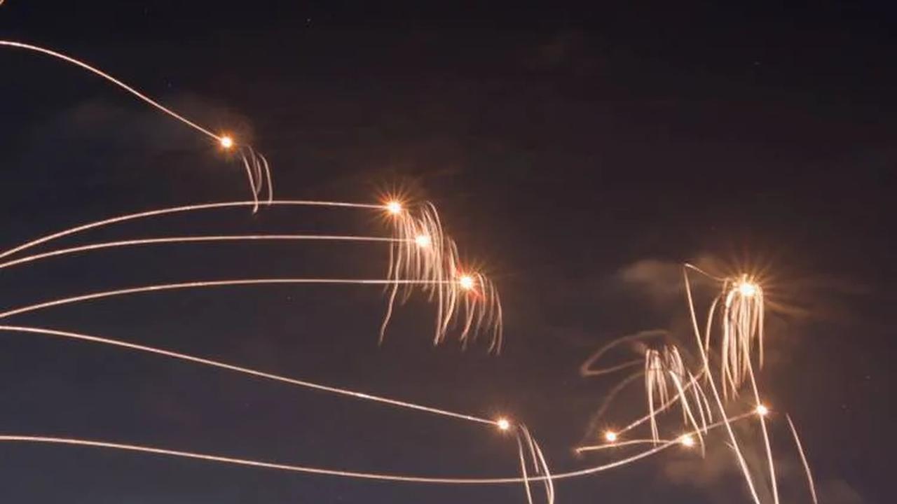 FOTO: Digempur Habis-Habisan Oleh Hamas, Iron Dome Israel Kewalahan Menghalau Serangan 5.000 Roket dari Gaza