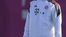 Pemain depan Bayern Munchen, Robert Lewandowski bereaksi selama sesi latihan di Munich, Jerman selatan (7/12/2021). Bayern Munchen akan bertanding melawan Barcelona pada Grup E Liga Champions di di Allianz Arena. (AFP/Christof Stache)