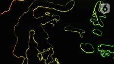 Foto udara memperlihatkan warna warni lampu Danau Archipelago di Taman Mini Indonesia Indah (TMII), Jakarta, Sabtu (31/12/2022). TMII menjadi salah satu lokasi acara puncak perayaan pergantian tahun di DKI Jakarta. (Liputan6.com/Herman Zakharia)