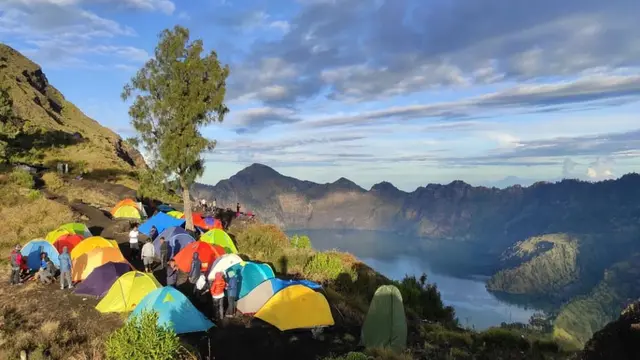 Gunung Barujari merupakan anak Gunung Rinjani di Lombok, NTT