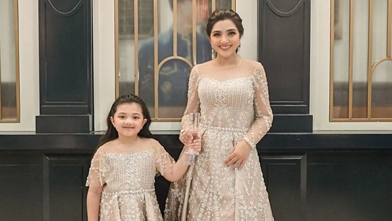 7 Potret Ashanty dan Arsy Hermansyah Pakai Baju Couple di Panggung, Kompak Banget
