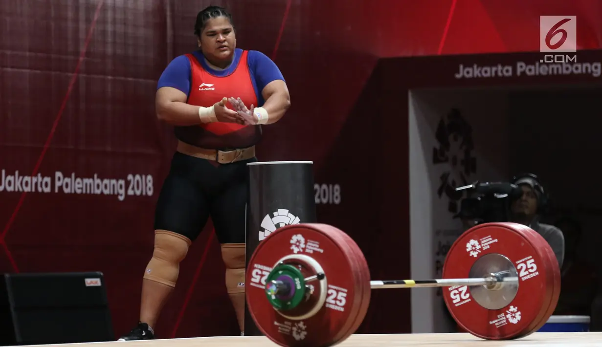 Lifter Indonesia, Nurul Akmal bersiap melakukan angkatan di kelas 75+ kilogram putri angkat besi Asian Games 2018 di JI Expo,Kemayoran, Senin (27/8). Nurul Akmal gagal meraih medali dengan total seberat 253 kilogram. (Lipujtan6.com/Helmi Fithriansyah)