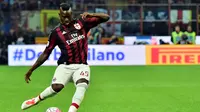 Liverpool siap melego Mario Balotelli ke AC Milan demi mengamankan jasa Diego Lopez. (AFP/GIUSEPPE CACACE)