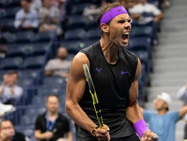 Petenis Spanyol, Rafael Nadal berselebrasi usai menang atas petenis Argentina, Diego Schwartzman  pada babak perempat final AS Terbuka 2019  di Arthur Ashe Stadium, Rabu (4/9/2019). Nadal berhasil melangkah ke semifinal dalam pertarungan tiga set dengan skor 6-4, 7-5, dan 6-2. (Don Emmert / AFP)