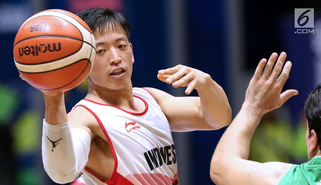 Pebasket Para Indonesia, Donald P Santoso berebut bola saat laga melawan Irak pada kompetisi basket Asian Para Games 2018 di Hall Basket, Kompleks GBK, Jakarta, Kamis (11/10). Indonesia kalah telak 27-97. (Liputan6.com/Helmi Fithriansyah)