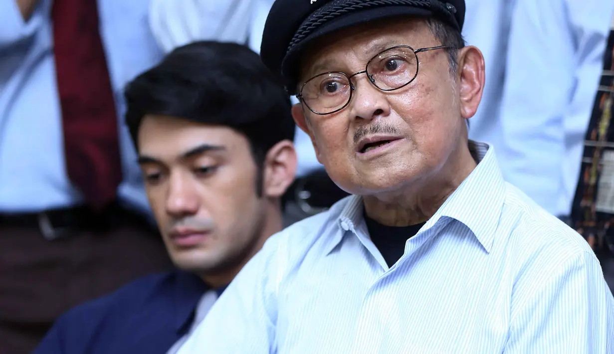 Film ini mengisahkan kisah cinta Habibie saat masih muda. Dalam film ini, Reza Rahadian kembali dipercaya memerankan sosok Habibie sedangkan yang menjadi kekasih pertamanya Chelsea Islan. (Nurwahyunan/Bintang.com)