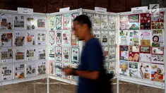 Seorang pengunjung melintas saat pameran Filateli (Perangko) di Gedung MPR/DPR, Senayan, Jakarta, Selasa (6/11). Pameran ini  di Gelar oleh DPR dalam rangka Peringatan Hari Pahlawan. (Liputan6.com/Johan Tallo)
