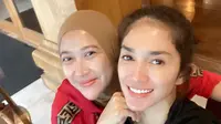 Andiena dan Ussy Sulistiawaty (https://www.instagram.com/p/CrnaVN8yMrm/)