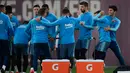 Para pemain Barcelona bercanda selama sesi latihan jelang pertandingan "El Clasico" melawan Real Madrid pada lanjutan Liga Spanyol di Pusat Olahraga Joan Gamper di Sant Joan Despi, (1/3). (AFP Photo/Lluis Gene)