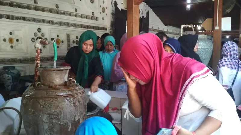 Saat Peziarah Berburu Air Gerebeg Syawal Komplek Makam Sunan Gunung Jati Cirebon