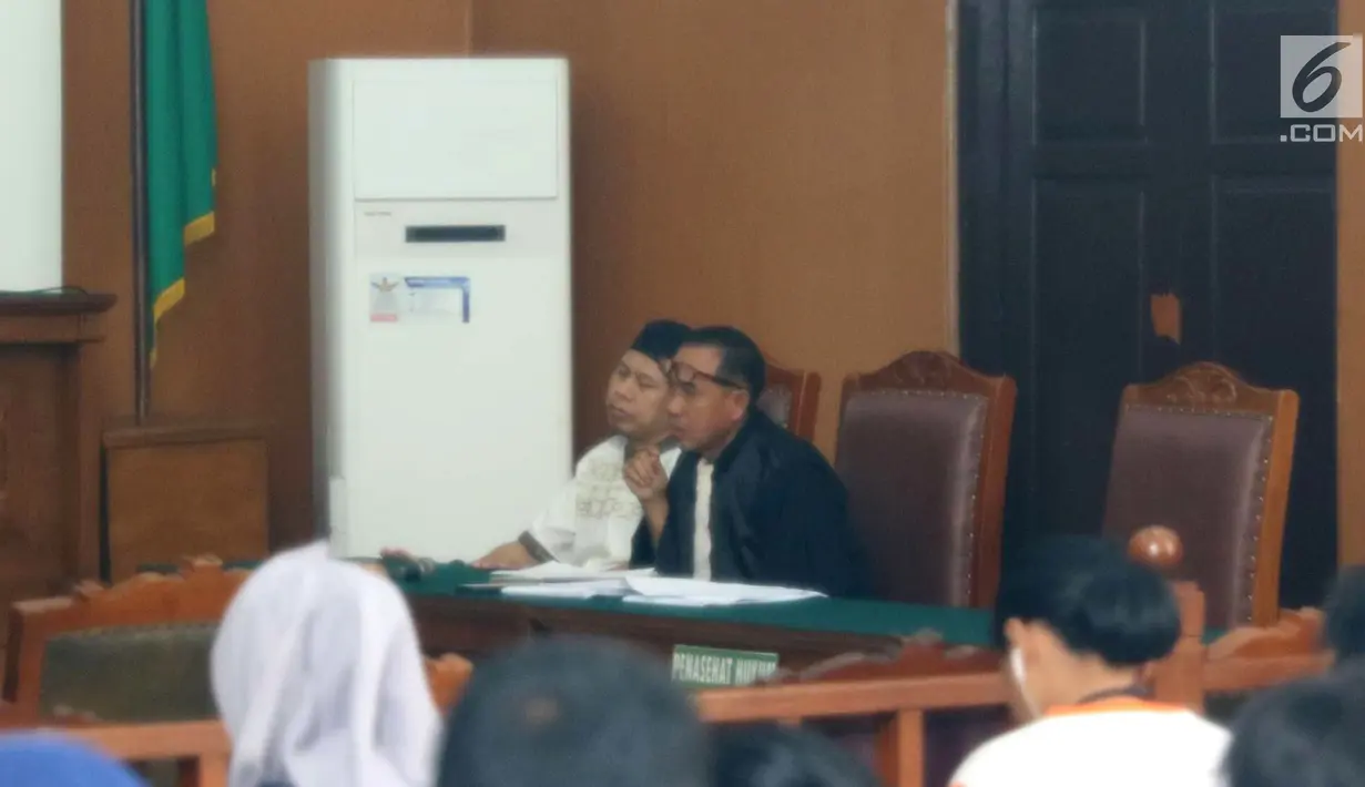 Pimpinan JAD Zainal Anshori (kiri) bersama pengacaranya menjalani sidang pembubaran di PN Jaksel, Selasa (24/7). Anshori meminta adanya perubahan dalam penyebutan nama Khairul Anam diminta diganti menjadi Khairul Anwar. (Liputan6.com/Immanuel Antonius)