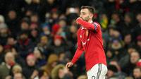 Gelandang Manchester United, Bruno Fernandes dalam laga leg pertama 16 besar Liga Europa 2022/2023 melawan Real Betis di Old Trafford, Jumat (10/3/2023). (AP/Dave Thompson)