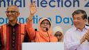 Halimah Yacob melambaikan tangan saat menyapa pendukungnya usai memberikan pidato di Singapura, Rabu (13/9). Halimah Yacob nantinya akan menggantikan posisi Tony Tan, yang telah 6 tahun menjabat sebagai presiden negara tersebut. (AP Photo/Wong Maye-E)