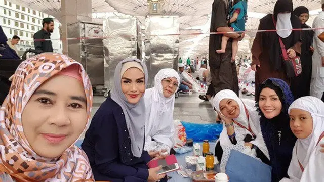 Krisdayanti bersama rombongan