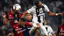 Bek Juventus, Mehdi Benatia, duel udara dengan striker Genoa, Krzysztof Piatek, pada laga Serie A Italia di Stadion Allianz, Turin, Sabtu (20/10). Kedua klub bermain imbang 1-1. (AFP/Marco Bertorello)