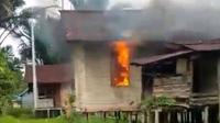 Kelompok Kriminal Bersenjata (KBB) Kodap XVI Yahukimo pimpinan Elkius Kobak membakar rumah dan menembak warga di Asmat. (Liputan6.com/ Satgas Damai Cartenz)