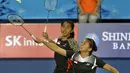 Ganda putri Indonesia Nitya Krishinda dan Gresya Polii mengembalikan bola ke arah ganda putri Jepang Matsutomo dan Takahashia pada final perorangan Ganda Putri Asian Games ke-17 di Gyeyang Gymnasium, Incheon, Korsel, Sabtu (27/9). (ANTARA FOTO/SAPTONO)