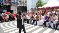 Risma beri penghargaan para pelaku UKM di program Pahlawan Ekonomi. Foto: (Dian Kurniawan/Liputan6.com)