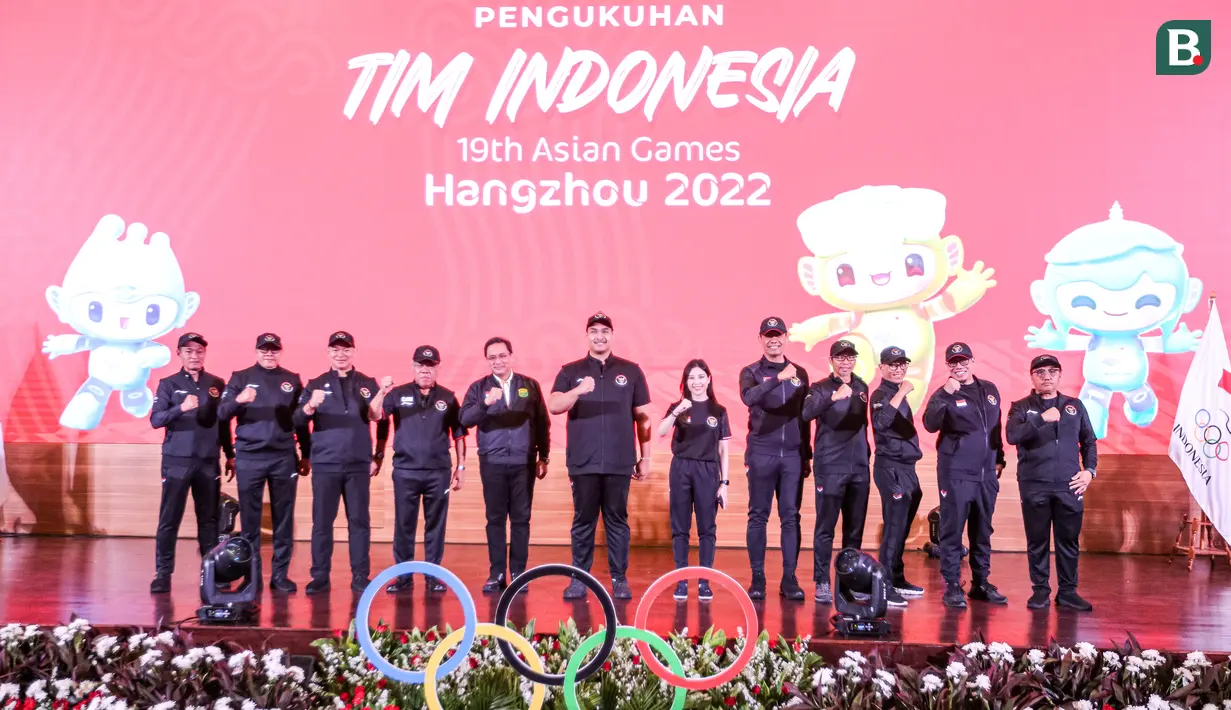 Menpora RI, Dito Ariotedjo (tengah) beserta tim berfoto bersama setelah pengukuhan Tim Indonesia untuk Asian Games 2022 Hangzhou di Auditorium Kementerian PUPR, Jakarta, Selasa (19/09/2023). (Bola.com/Bagaskara Lazuardi)