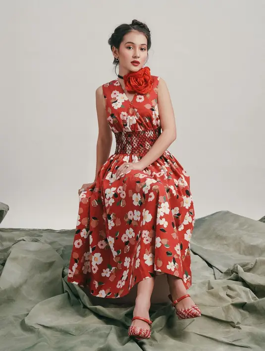 Tampil lebih stylish lewat padu padan sleeveless dress motif floral warna merah dan flower choker seperti Sandrinna Michelle ini. [@sandrinna_11]