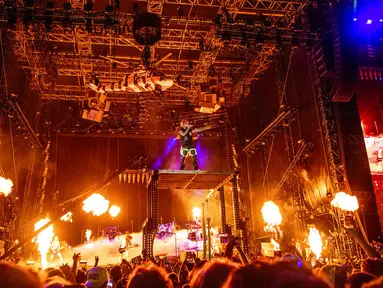 Machine Gun Kelly dalam konser di Cleveland pada 13 Agustus 2022. (Amy Harris/Invision/AP)