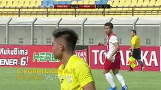 Kiper Persija, Andritany menggagalkan peluang emas striker Arema, Cristiano Gonzales.