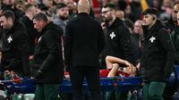 Pelatih&nbsp;Liverpool asal Belanda, Arne Slot (tengah), menyaksikan bek Liverpool asal Italia #15, Giovanni Leoni, dibawa keluar lapangan dengan tandu setelah mengalami cedera dalam pertandingan putaran ketiga Piala Liga Inggris antara Liverpool dan Southampton di Anfield, Liverpool, Inggris barat laut, Rabu (24-9-2025) dini hari WIB. (Paul ELLIS/AFP)