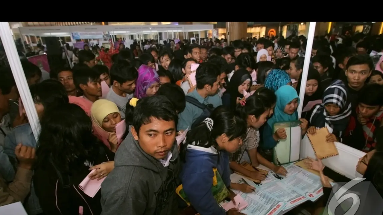 Stand Lowongan Kerja Ini Diserbu Ribuan Pelamar